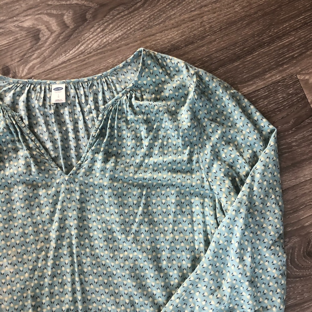 Old Navy green long sleeve v-neck